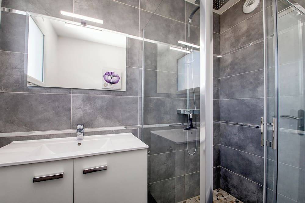 House with swimming pool - walking distance to the beach in Plouescat, Côte des Légendes