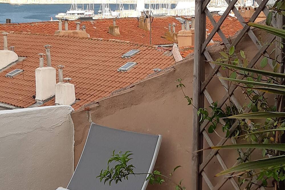 Appartement entier, Appartement terrasse tropézienne vue sur le canal royal, le port et la mer in Sète, Côte méditerranéenne (France)