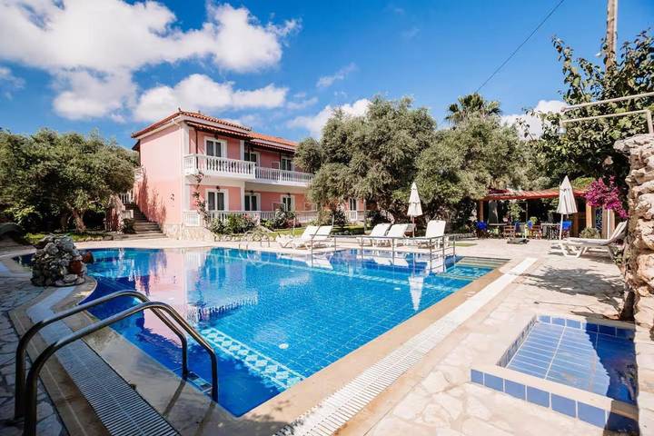 Appart’hôtel pour 2 personnes, avec piscine et vue ainsi que bassin pour enfant et jardin