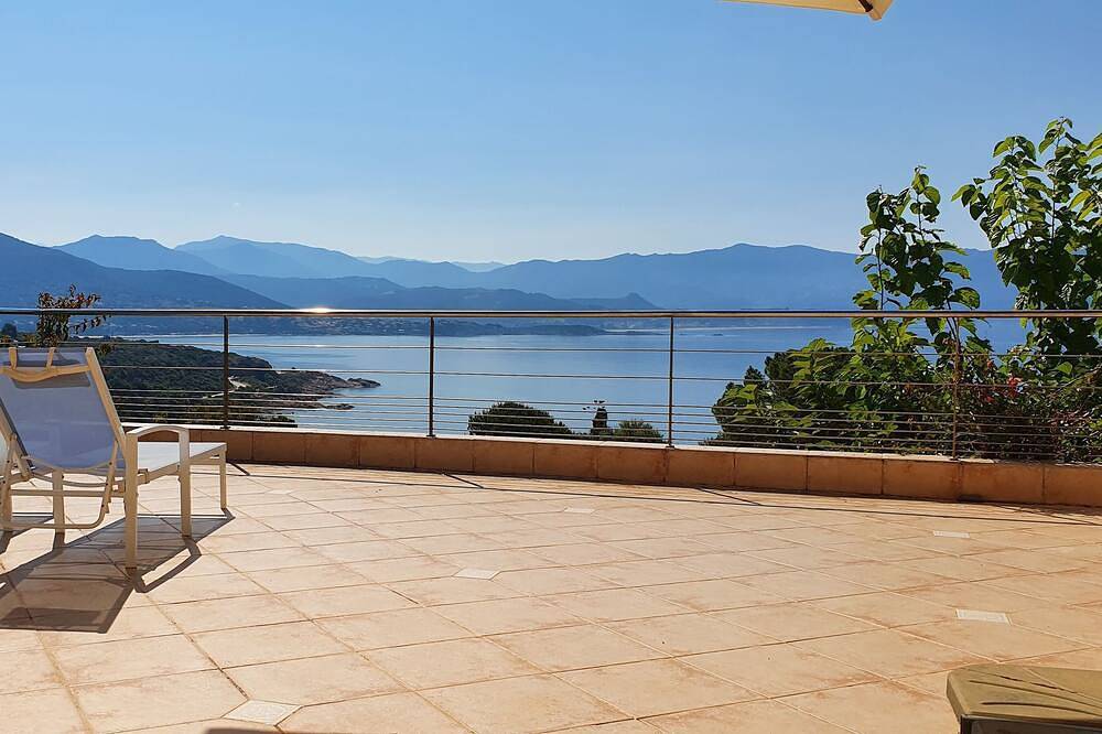 Appartement entier, Studio dans villa avec grande terrasse et merveilleuse vue mer. 400m de la mer in Sagone, Vico