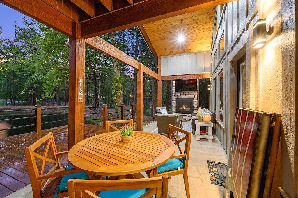 Cozy Cabin on the Pond w Hot Tub in Broken Bow, Broken Bow Lake