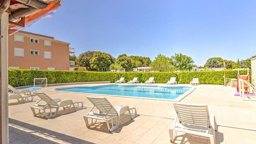 Camping für 6 Personen, mit Garten und Pool, mit Haustier in Medulin - 2