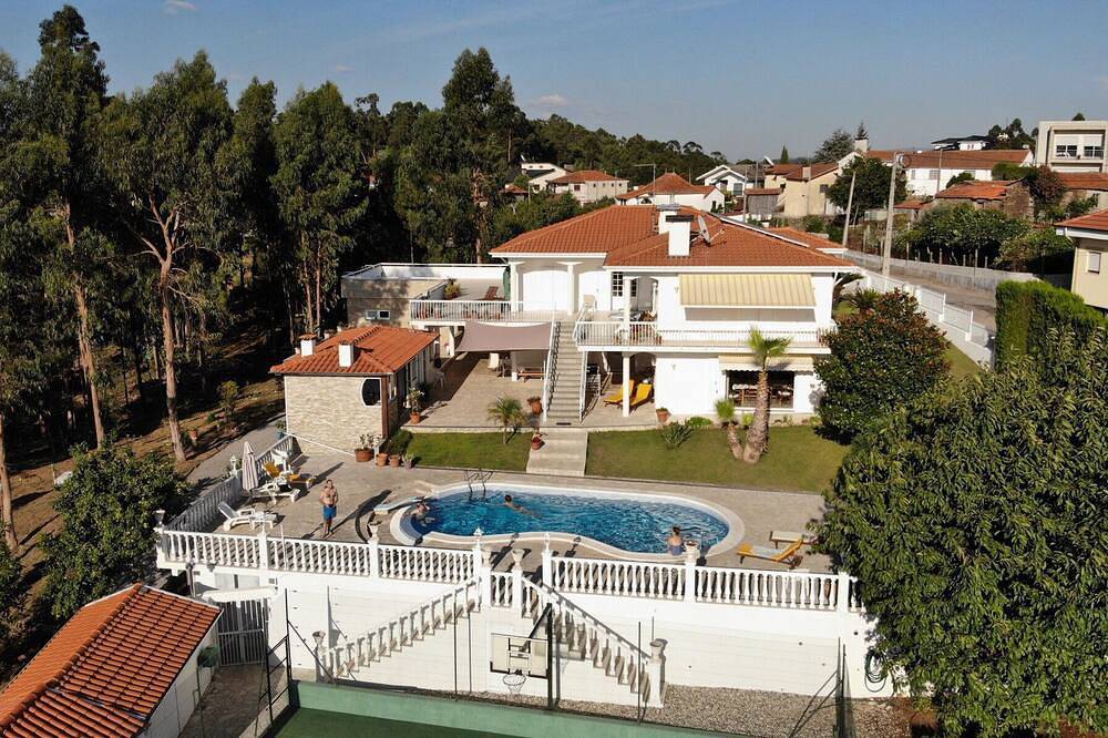 Comfortable vacation villa for 4 to 8 people in Santa Maria da Feira, Aveiro Distrikt