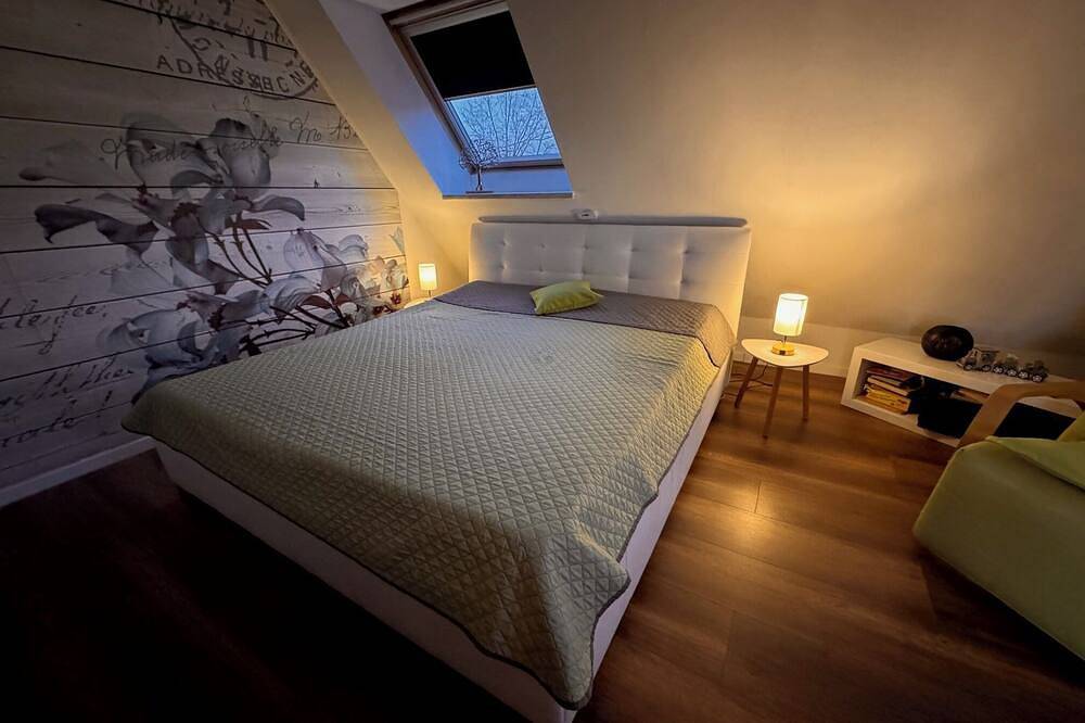 Entire apartment, 85 m² apartment, 3 rooms, kitchen, shower, 15 m² south-west facing balcony in Leipzig-Southeast, Leipzig