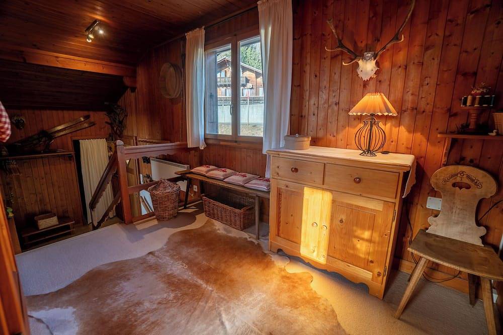 Le chalet se situe à 600m du départ des télécabines de la Barboleuse reliant le domaine skiable Gryo in Gryon, Alpes Vaudoises