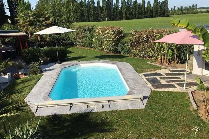 Chalet pour 3 personnes, avec Balcon et Terrasse ainsi que Jardin et Piscine