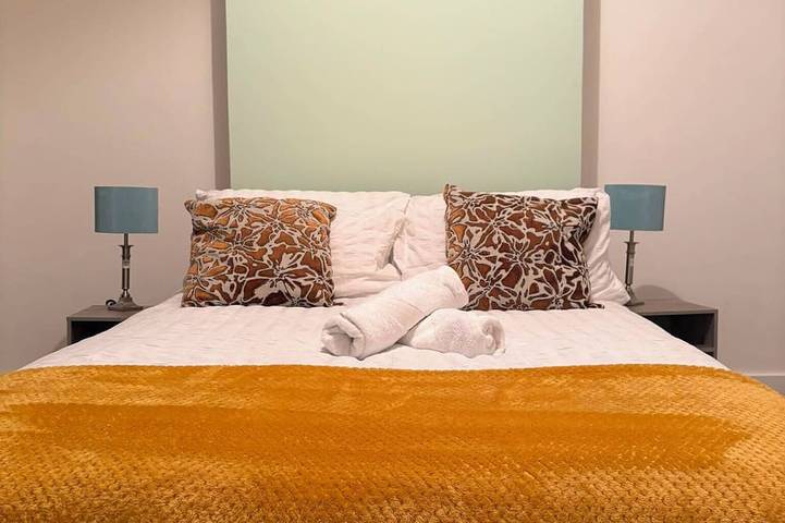Convenient 3-Bed Home near M4, Reading University, Shops and Takeaways in Reading, Berkshire