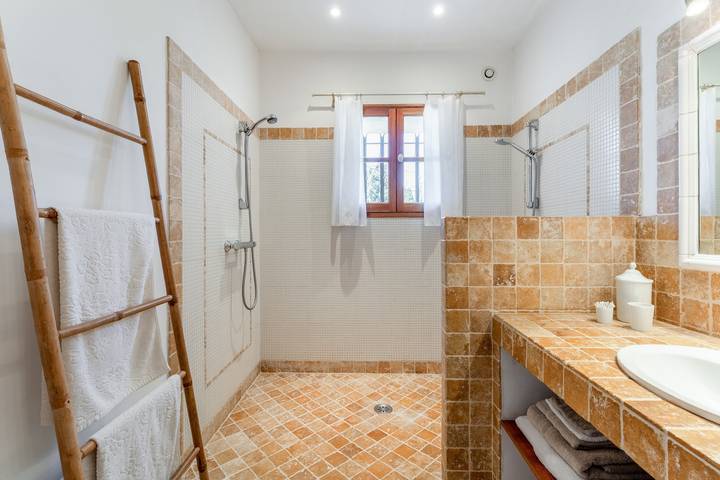 Bed and Breakfast 'Chambre Au Couchant' with Shared Terrace, Wi-Fi and Air Conditioning in Violès, Vaucluse