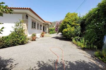 Gîte pour 8 personnes, avec piscine et jardin, animaux acceptés dans Santa Marinha do Zêzere