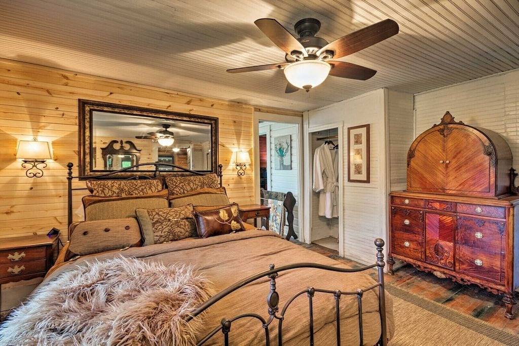 Neu! Historische Hütte in der Kleinen Schweiz mit Feuerstelle zu Dorf und Geschäften! in Blue Ridge Parkway, Little Switzerland