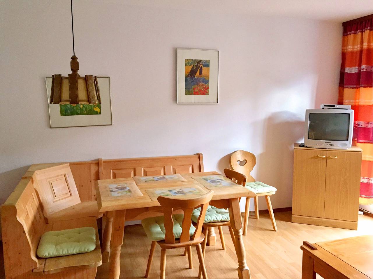 Ganze Ferienwohnung, Ciao-aschau Fewo Fey - Ferienwohnung 38 qm Wohn-/Schlafraum kombiniert und Balkon in Kampenwand, Aschau im Chiemgau
