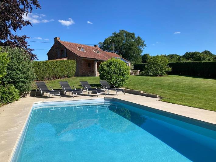Location de vacances pour 6 personnes, avec Terrasse et Jardin ainsi que Piscine et Vue à Chimay