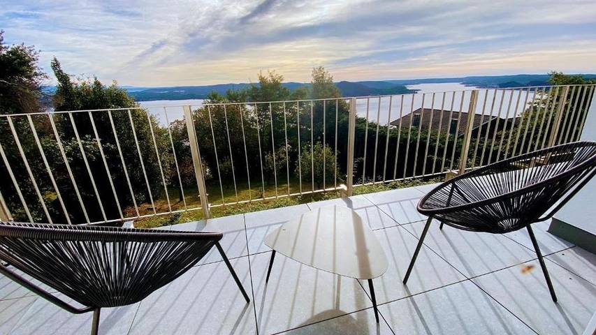 Casa vacanza per 4 persone, con giardino e vista lago nonché balcone, adatto a famiglie con bambini in Provincia di Novara