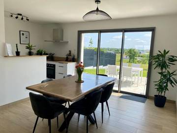 Location de vacances pour 6 personnes, avec jardin ainsi que terrasse et vue à Chambretaud