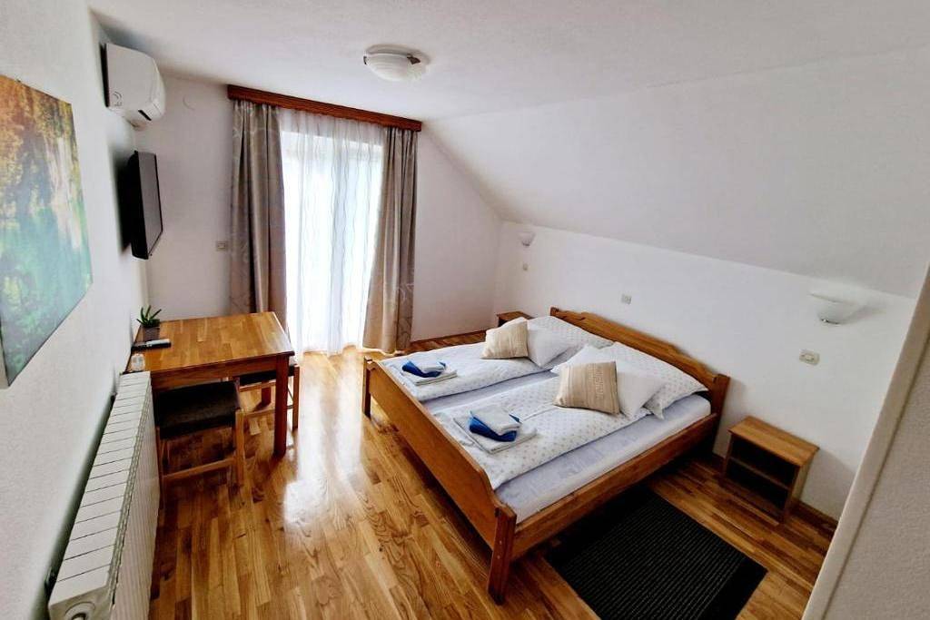 Kamer met een balkon Jezerce, Plitvice S-25059-b in Smoljanac, Plitvicemeren