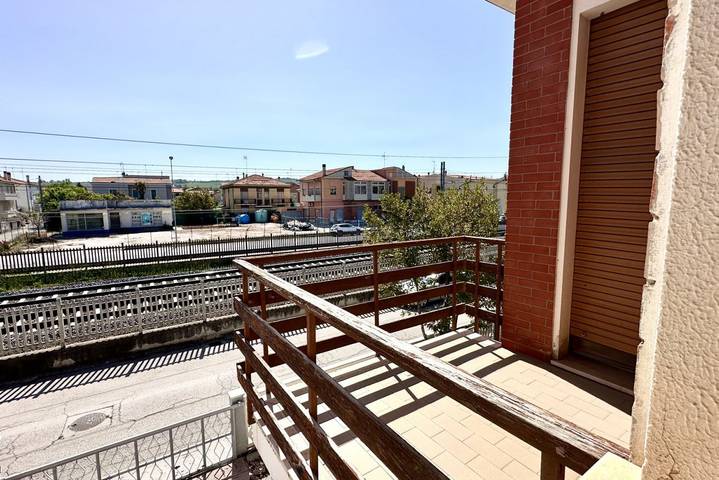 Entire apartment, Se081 - Marotta, three-room apartment 100 meters from the sea in Marotta, Mondolfo Region