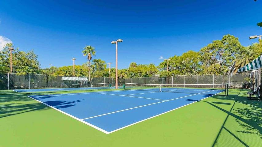Vacation rental for 6 people, with balcony and pool as well as sauna and hot tub in Key West