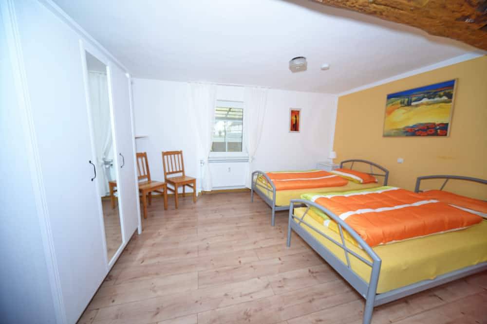 Ganze Wohnung, Fachwerkhaus-Charm in ruhiger Lage - große Ferienwohnung mit zwei Balkonen in Spangenberg, Schwalm-Eder-Kreis
