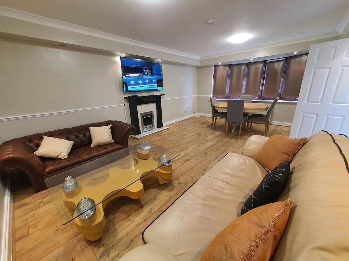 Ganze Wohnung, 6 Bedroom Bungalow in Upminster in Havering, London