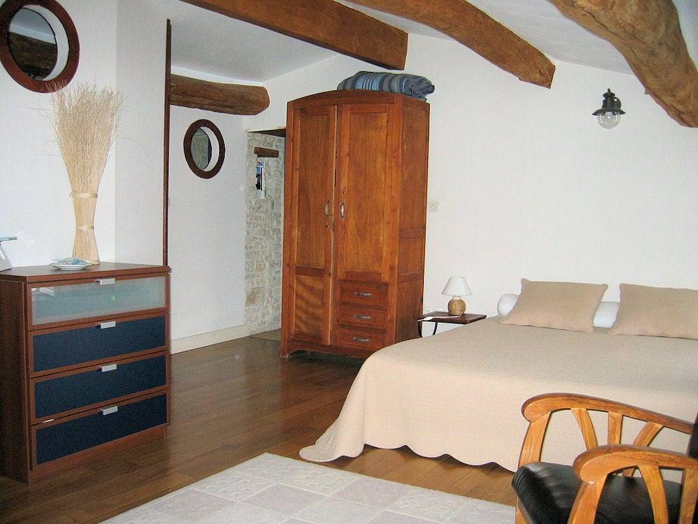 L'Ancienne Ferme - Chambre "Bleuet" de 1 à 2 personnes in Courçon, Région de La Rochelle