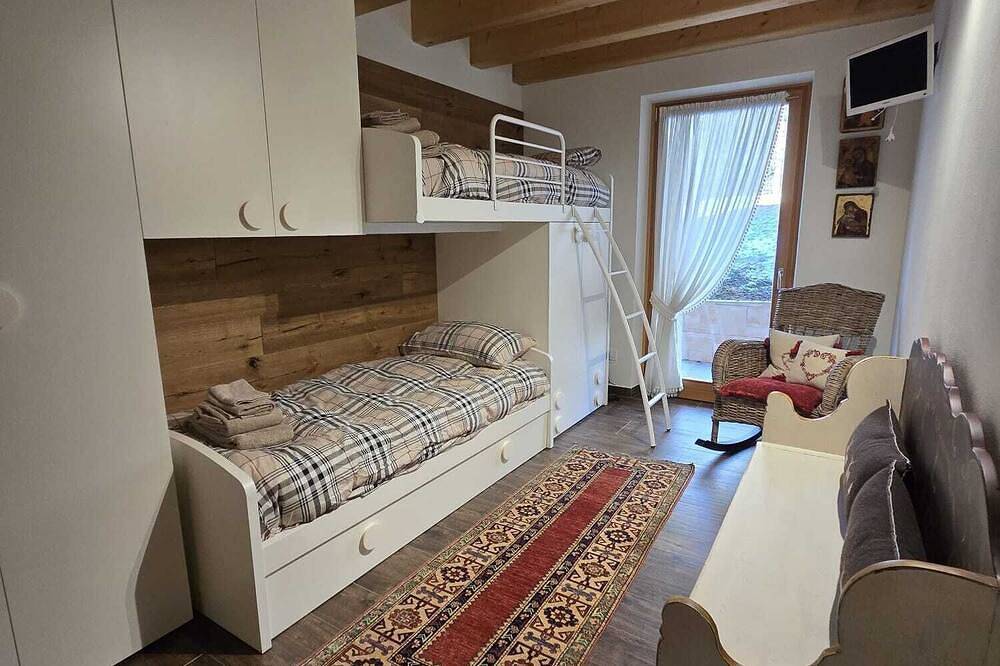Alpine Heaven, chalet near Cortina, spectacular mountain views of Dolomites in Borca di Cadore, Dolomiti Superski