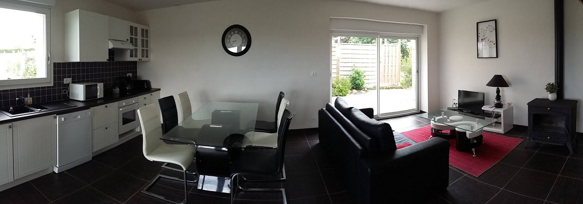 Gîte De L'Arguenon - Le Framboisier : piscine partagée, sauna, jacuzzi et terrasse privée in Jugon-les-Lacs, Région de Dinan