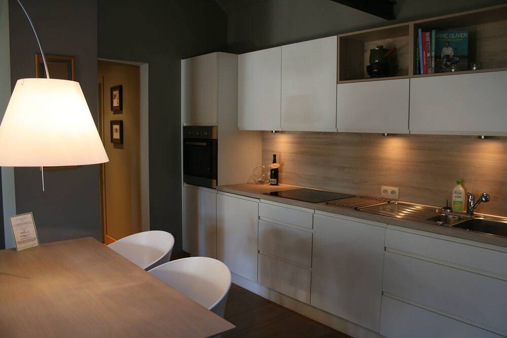 Een loft appartement in een oud gerenoveerd huis op het platteland in de buurt van Namen in Aische-En-Refail, Éghezée