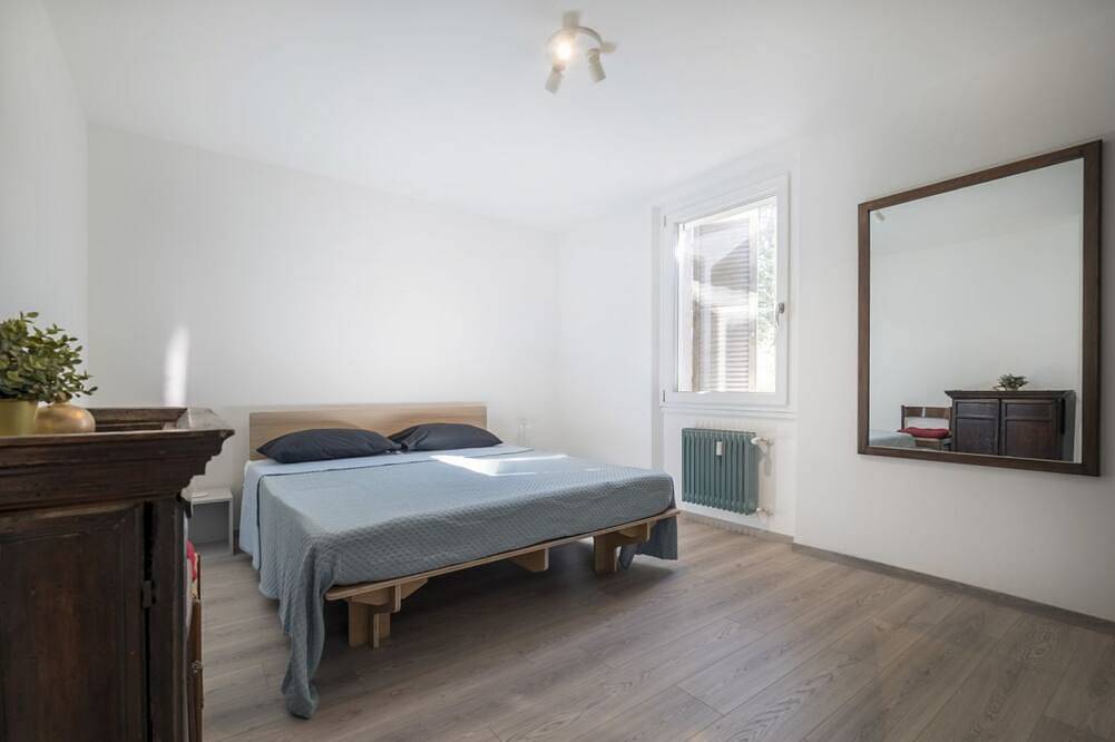 Appartement entier, Elegant apartment of 65 sqm, for 4 people, located on the third floor of a building with an elevator (Not suitable to disabled guests - 4 steps). The property is located in the heart of Belluno's historic center, in a panoramic position offering views of in Belluno, Schiara