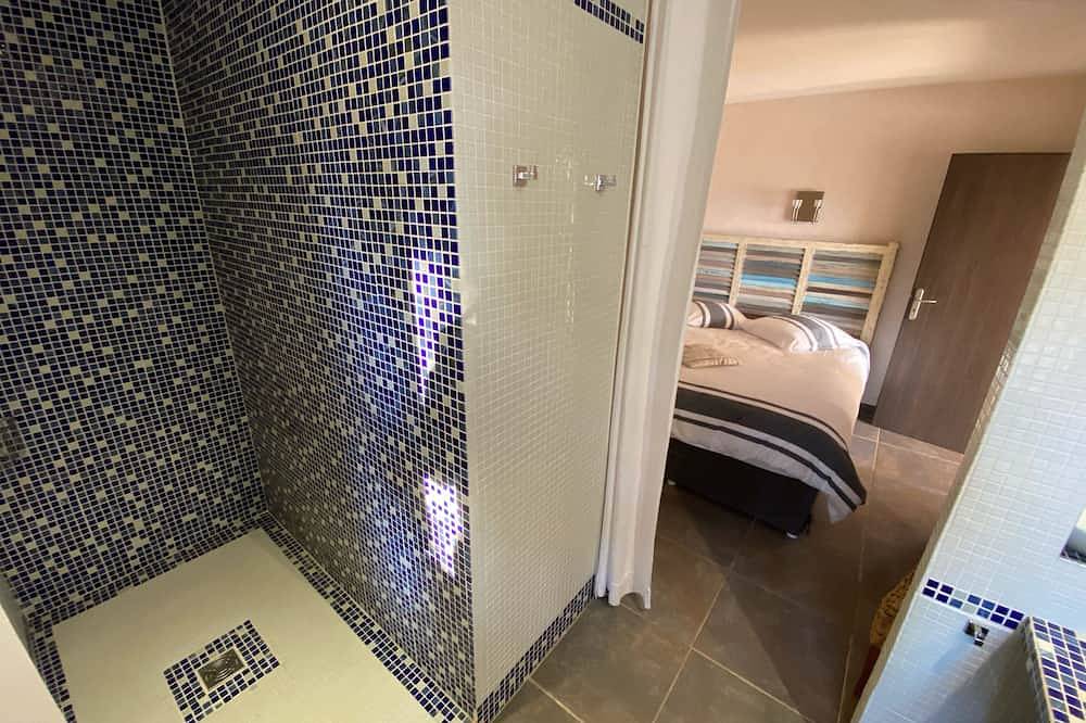 Bellevue En Provence Gîte Avec Jacuzzi Privatif & Piscine Partagée in Entrecasteaux, Brignoles region