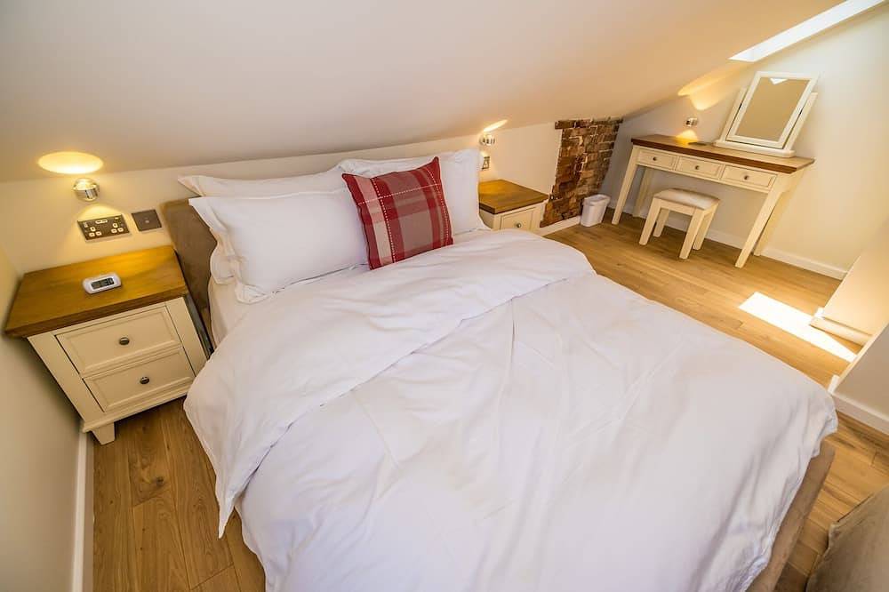 Entire apartment, Sea View Studio Flat with heated indoor pool & spa, countryside location in Fairlight, East Sussex