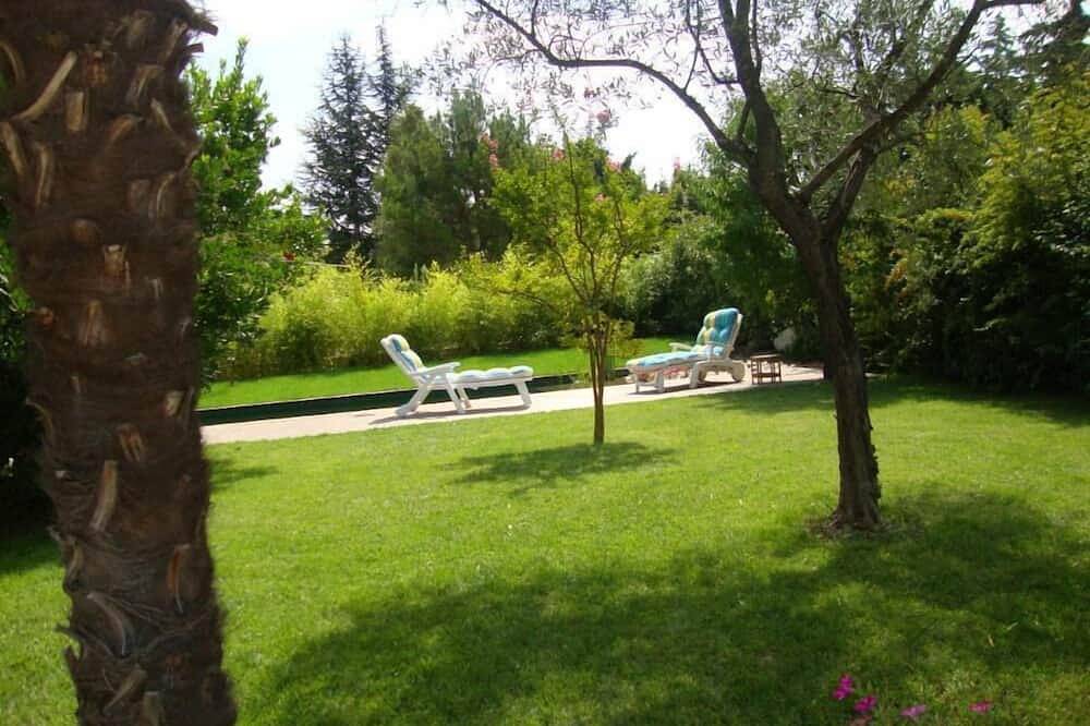 House with pool in the village of Eguilles in Éguilles, Aix-en-Provence region