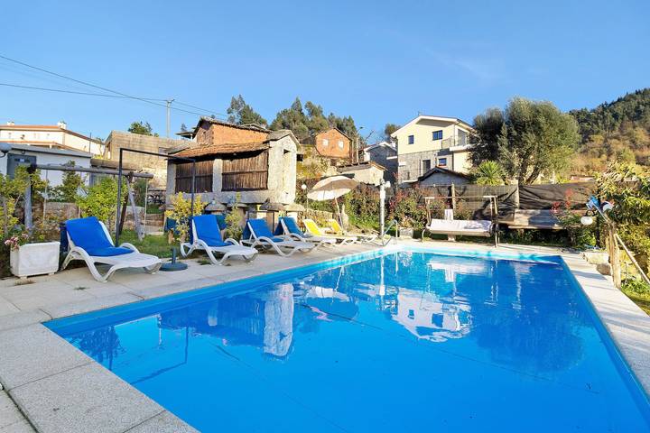 Vacation Home "Alojamento de Crasto - Gerês" with Pool and Wi-Fi in Ventosa e Cova, Braga District