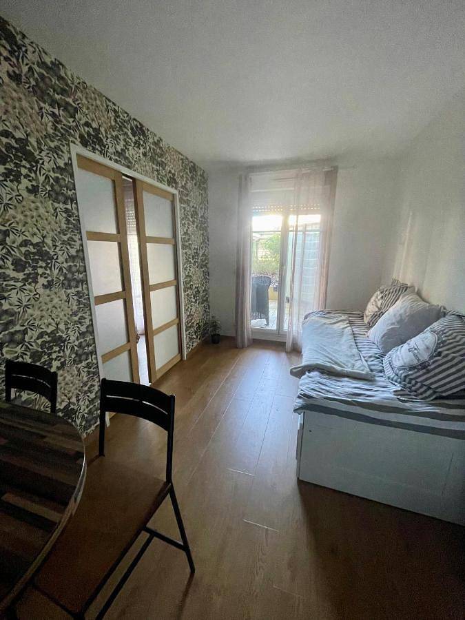 Appartement entier, Apartment with Terrace in Bussy-Saint-Georges, Seine-et-Marne