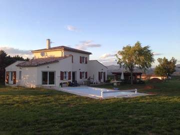 Gîte pour 2 personnes, avec terrasse et vue ainsi que piscine et jardin à Mison