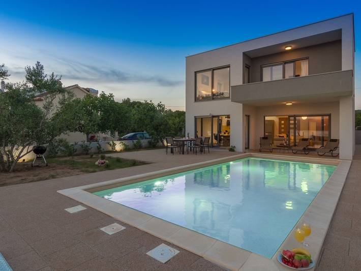Villa pour 10 personnes, avec Balcon et Terrasse ainsi que Jardin et Piscine à Turanj
