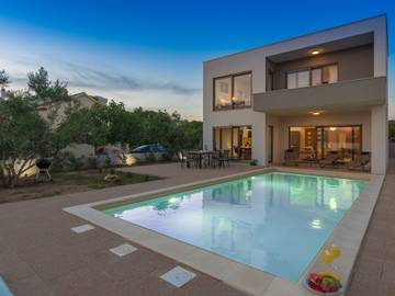 Villa für 10 Personen, mit Garten und Terrasse sowie Pool in Zadar