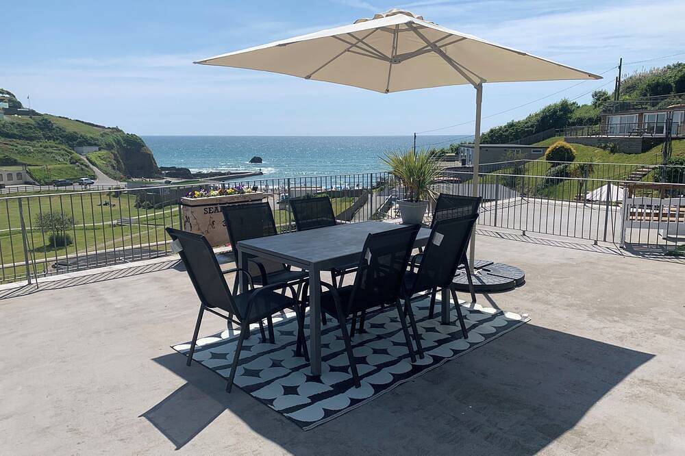 2 bed Villa, Large terrace with breath taking views only 3 minutes to the beach! in Cornwall