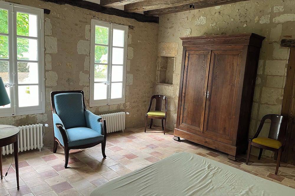 16th century priory, sleeps 11, large enclosed garden, near the Loire chateaux in Saint-Étienne-de-Chigny, Región de Tours