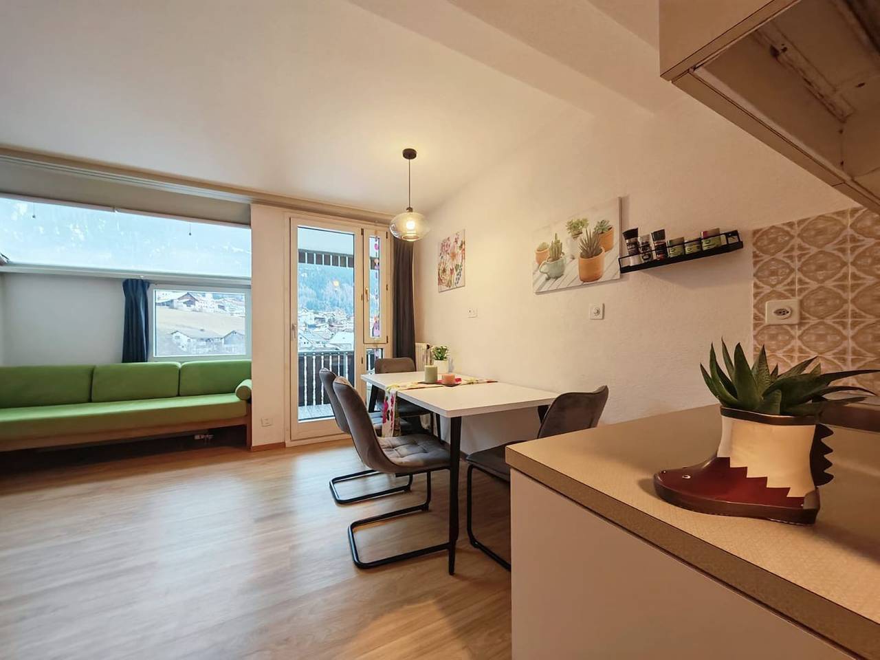 Ganze Wohnung, 1 Zimmer Wohnung für 3 Personen mit Aussicht auf das Dorf in Surses, Oberhalbsteiner Alpen