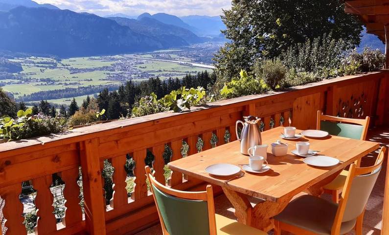 Ferienwohnung für 5 Personen, mit Balkon und Terrasse sowie Ausblick in Niederndorferberg