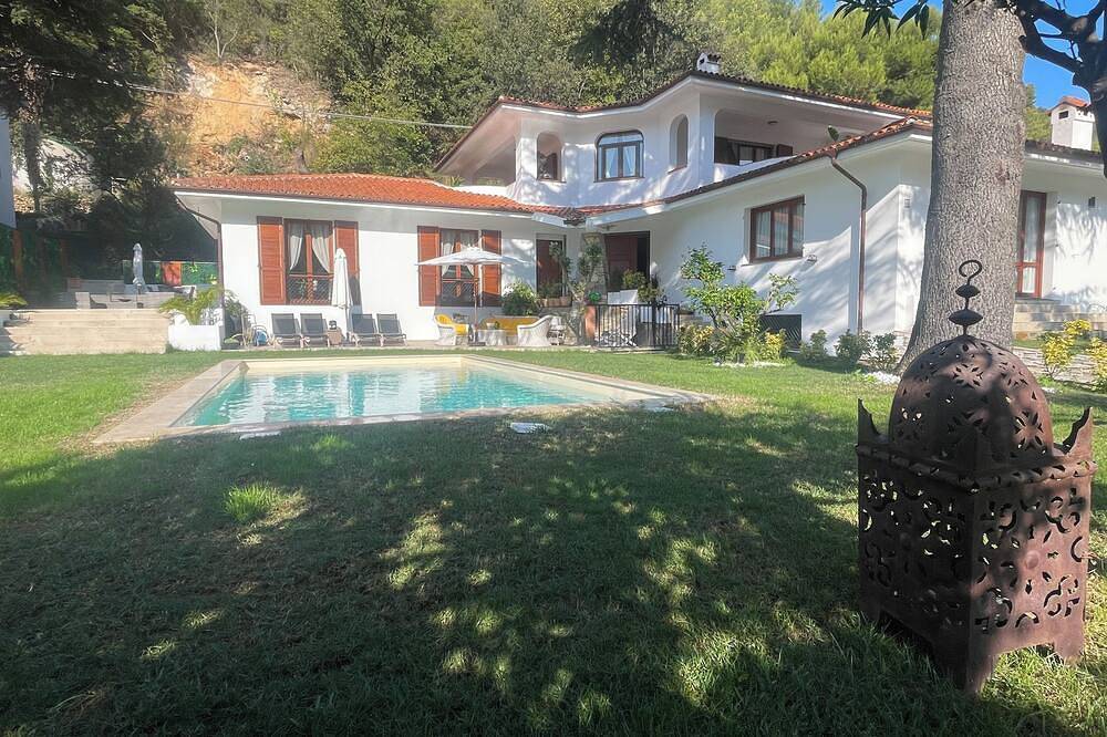 Appartamento intero, 2 bedroom apartment with private pool, tennis & padel, near the sea in Vallecrosia, Riviera di Ponente