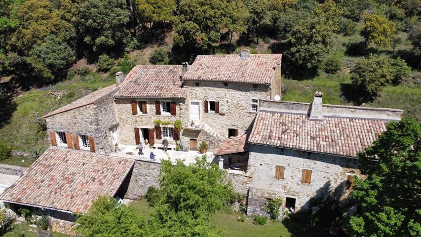 Location de vacances pour 2 personnes, avec piscine ainsi que vue et jardin à Roche-Saint-Secret-Béconne