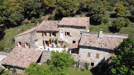 Location de vacances pour 2 personnes, avec piscine ainsi que vue et jardin à Roche-Saint-Secret-Béconne