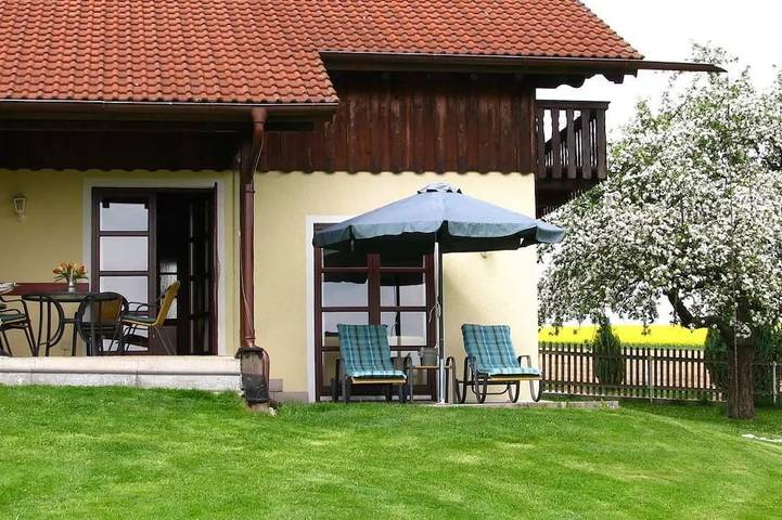 Ferienhaus für 4 Personen, mit Sauna und Terrasse sowie Garten und Whirlpool, mit Haustier in Hebertsfelden