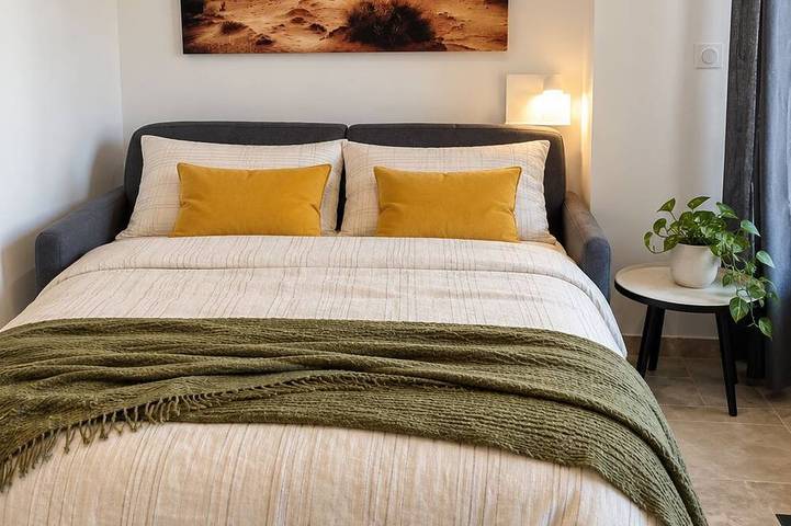 Appartement entier, Appart' hôtel tout confort avec balcon, clim, wifi in Tulette, Région de nyons