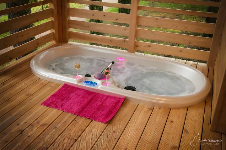 Cabane en bois pour 2 personnes, avec Jacuzzi et Jardin dans Massif central