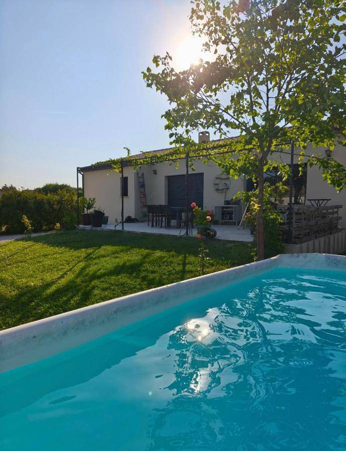 Location de vacances pour 6 personnes, avec Terrasse ainsi que Piscine et Vue à Saint-Pierre-de-Vassols