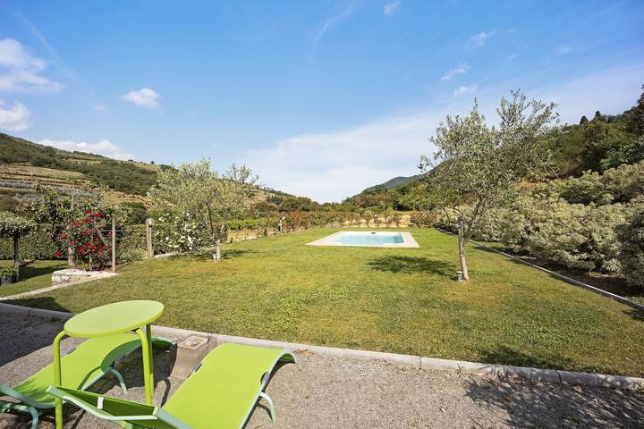 Hel lägenhet, Apartment "Mansarda Albero Verde with Pool" & Wi-Fi in Casanova Lerrone, Riviera di Ponente