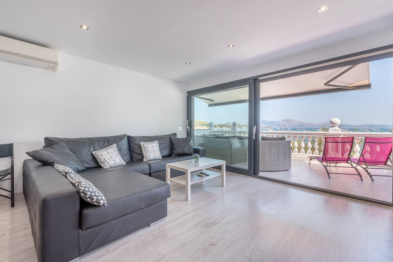 Entire apartment, Fantastic Apartment with Terrace, Seaview, Air Conditioning & Wi-Fi in Port de Pollença, Pollença