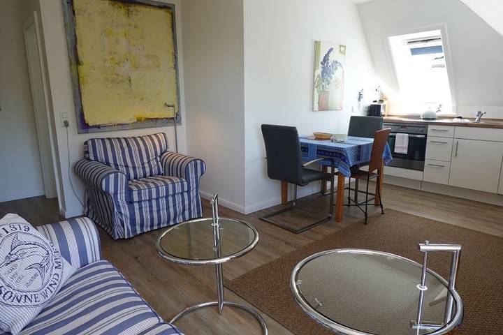 Ganze Wohnung, Lichtdurchflutete Wohnung in der 1. Etage eines charmanten Zwei-Familienhauses! in Wyk auf Föhr (Stadt), Wyk auf Föhr
